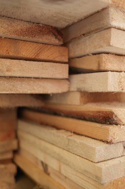 Yakından ahşap döşeme yığını. Tahıl ve kaba dokuya sahip doğal kereste tahtaları, marangozluk, inşaat, ahşap işçiliği, çevre dostu yapı malzemeleri ve kırsal arka planlar için uygundur.. 