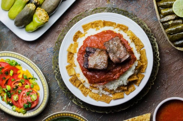 Gıda Manzarası, Elma dilimleri ve biber soslu tavuk şişleri.