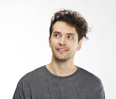 T-shirt giyen gülümseyen pozitif olan bir erkek çekici görünüm,