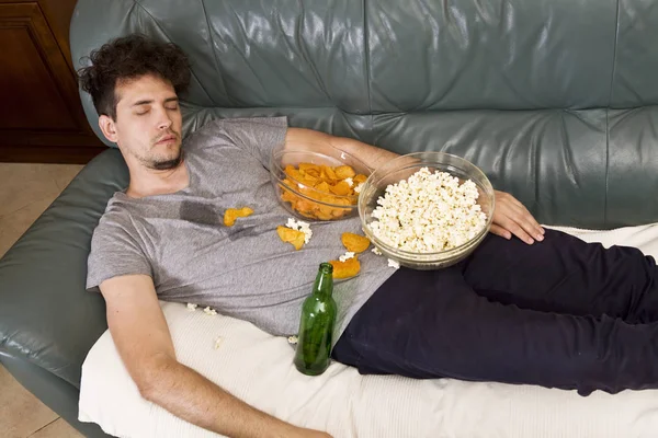 Jeune Homme Fatigué Dormant Sur Canapé Avec Nourriture Après Fête — Photo