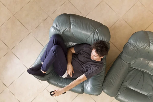 Hombre Relajarse Después Del Trabajo Ver Televisión — Foto de Stock