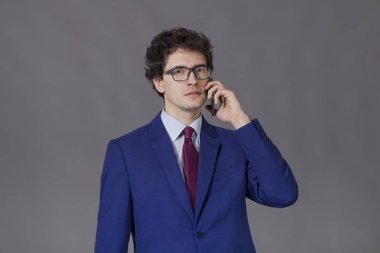 İyi mavi takımı ve gözlük telefonla konuşan adam