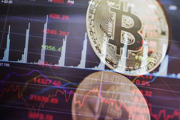 Bitcoin altın sikke ve ufuk grafik arka planı. Sanal kripto para kavramı