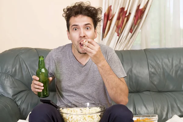 Homme Avec Bière Des Chips Regarder Télévision Maison — Photo