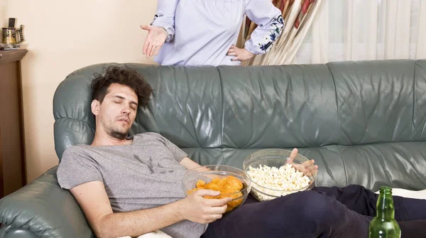 Hombre Después Una Gran Fiesta Casa Esposa Enojada — Foto de Stock