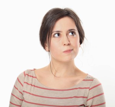 Çekici bir genç kadın yukarıya bakıp bir şey hakkında düşünüyor