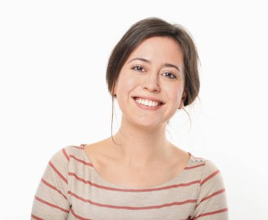 Gülümseyen ve kamera için poz güzel kadın