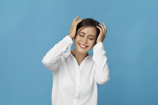 Retrato Una Mujer Muy Sonriente Con Camisa Blanca Posando Aislada — Foto de Stock