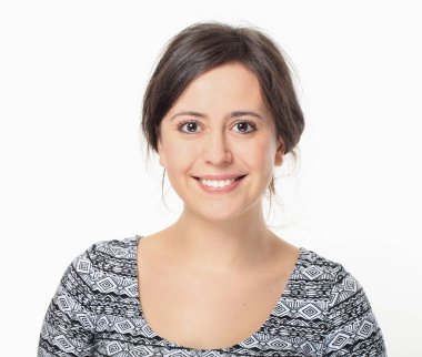 Güzel esmer gülümseyen portre. Dişlek gülümseme