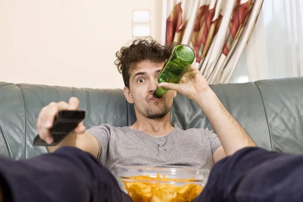 Jeune Homme Excité Avec Télécommande Bière Chips Sur Canapé — Photo