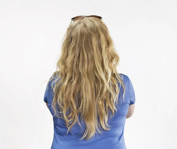 Mulher Loira Jovem Volta Retrato Com Cabelos Longos Camisa Azul — Fotografia de Stock