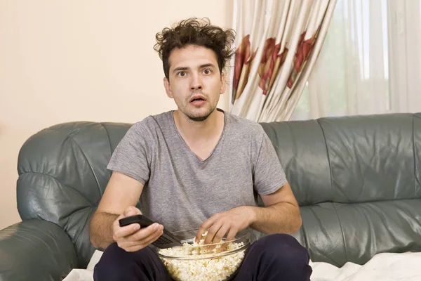 Hombre Con Cerveza Palomitas Maíz Viendo Televisión Casa — Foto de Stock