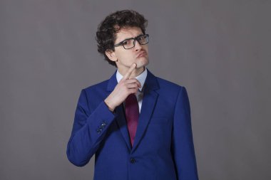 Mavi ceket ekşitmeden içinde genç adam