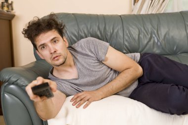 Adam sakin ol bittikten sonra ve tv izlerken