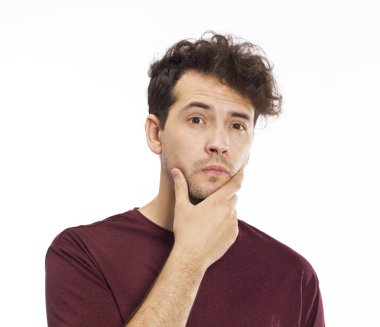 Bir şey düşünme t-shirt giyiyor rahat yakışıklı delikanlı