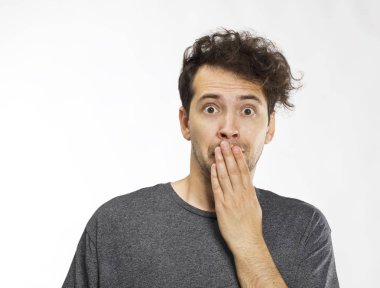 T-shirt ile sürpriz yakışıklı delikanlı