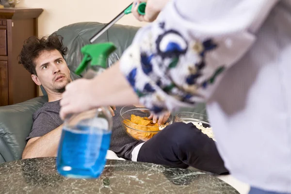 Man Met Bier Chips Kijken Thuis Vrouw Man Relatie — Stockfoto