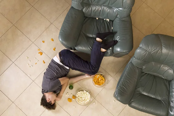 Bovenaanzicht Van Man Slapen Rommelige Kamer Een Feestje Thuis — Stockfoto