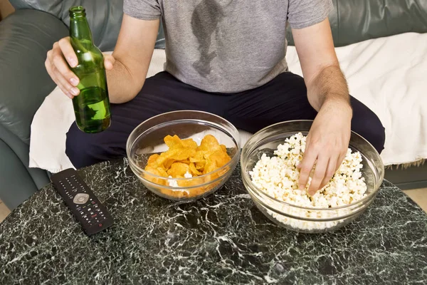 Homme Avec Bière Chips Pop Corn Regarder Télévision Maison — Photo