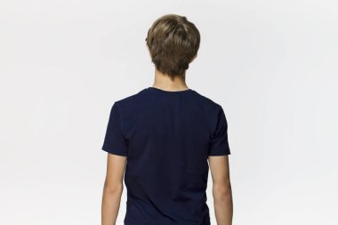 Zarif gencin siyah t-shirt giyen arkadan görünüş