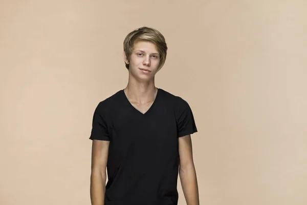 Vrolijk Lachende Tiener Zwart Shirt Tegen Bruine Achtergrond Studio Schot — Stockfoto