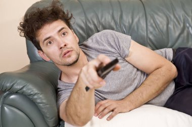 Tembel adam kanepede uzaktan kumandalı