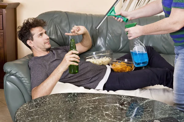 有啤酒和薯条的男人在家看电视 夫妻关系 — 图库照片