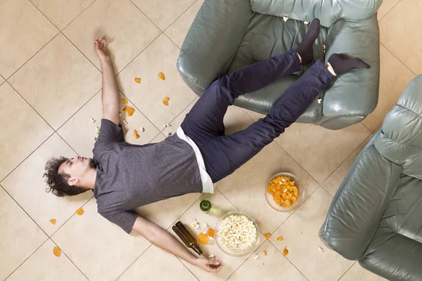 Joven Después Una Gran Fiesta Casa Mucha Cerveza Comida Chatarra — Foto de Stock