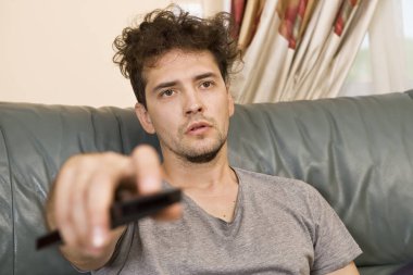 Tembel adam kanepede uzaktan kumandalı