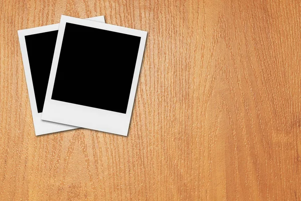 Retro gerçekçi boş an fotoğraf ahşap arka plan üzerinde.