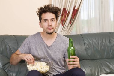 Tembel adam kanepede uzaktan kumandalı