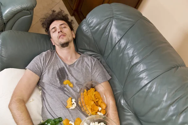 Jeune Homme Fatigué Dormant Sur Canapé Avec Nourriture Après Fête — Photo