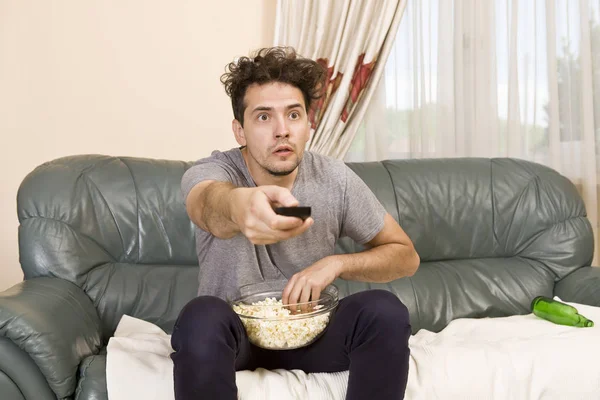 Joven Emocionado Con Control Remoto Palomitas Maíz Sofá Viendo Televisión — Foto de Stock