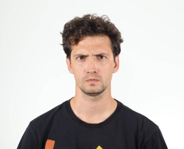 Kıvırcık saçlı yapması ile çocuk