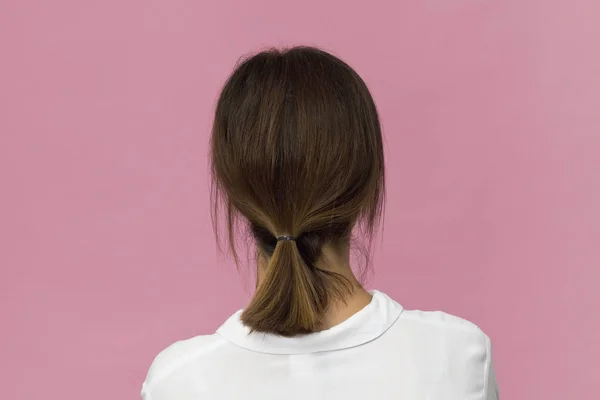 Vista Posterior Mujer Joven Con Cabello Castaño Ella Está Esperando — Foto de Stock