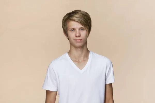 Kameraya Gülümseyen Yakışıklı Bir Genç Portresi Üzerinde Izole Kahverengi Zemin — Stok fotoğraf