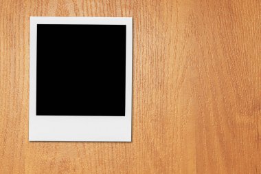 Retro gerçekçi boş an fotoğraf ahşap arka plan üzerinde.