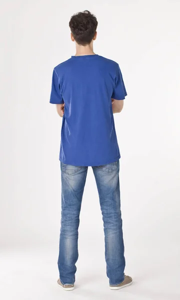 Ragazzo Camicia Jeans Incrociando Mani Piedi Nuovo Alla Fotocamera — Foto Stock