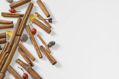 Beyaz arka plan üzerinde güzel Noel ağacı kompozisyon. Düz yatıyordu, en iyi görünümü