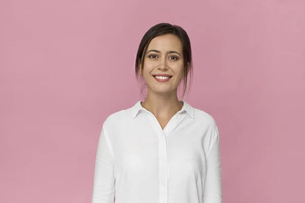 Pozitif kadın yakın kadar çekici görünüm pembe arka planı poz ile gülümseyen