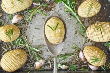 Rustik Hasselback Patates otlar, sarımsak ve tuz, Vejetaryen kaliteli gıda ile