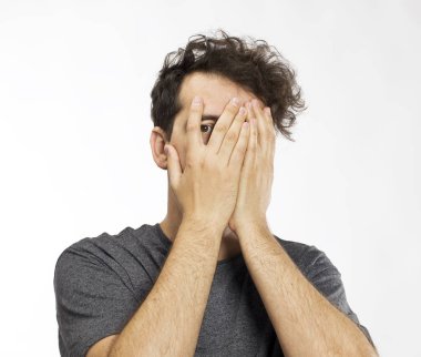 Elleri ile engelleme yüz genç adam