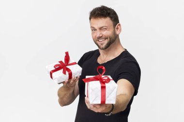 Güzel bir hediye olan yetişkin adam. Senin için hediye