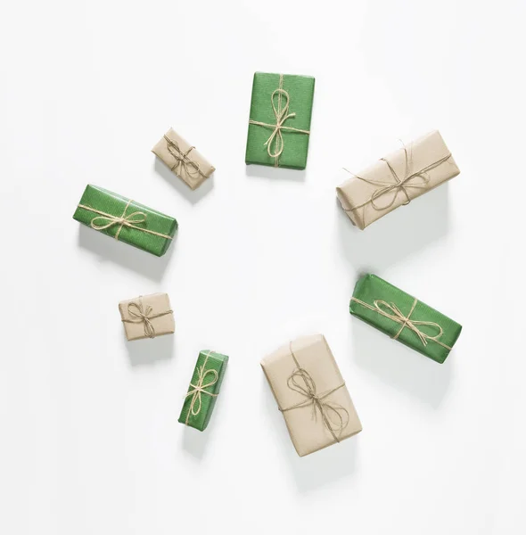 Рождественские Зеленые Коричневые Подарочные Коробки Белом Фоне Плоский Вид Сверху — стоковое фото