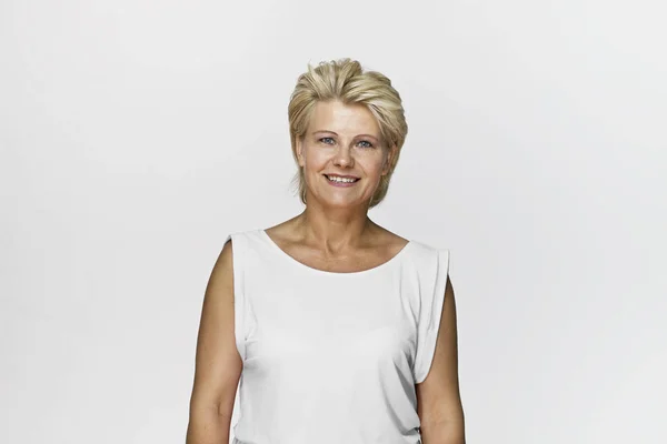 Feliz Mujer Negocios Rubia Sonriendo Retrato Sobre Fondo Blanco — Foto de Stock