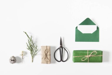 Noel zamanı. Hediyeler, mektup ve beyaz arka plan üzerinde şube. Modern tarz