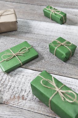 Ahşap çerçeve arka plan üzerinde hediye kutuları sunar