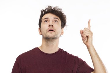 Neşeli genç adam kadar portre seyir