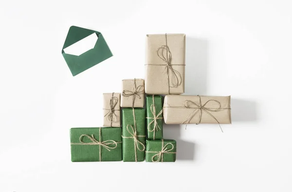 Cajas Regalo Verdes Marrones Navidad Con Carta Santa Sobre Fondo — Foto de Stock