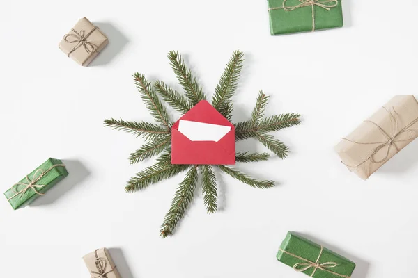 Noel zamanı. Hediyeler ve beyaz arka plan üzerinde Noel süsler. Modern tarz